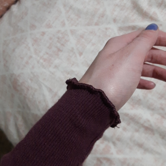 Garage off the shoulder burgundy top - Picture 4 of 4